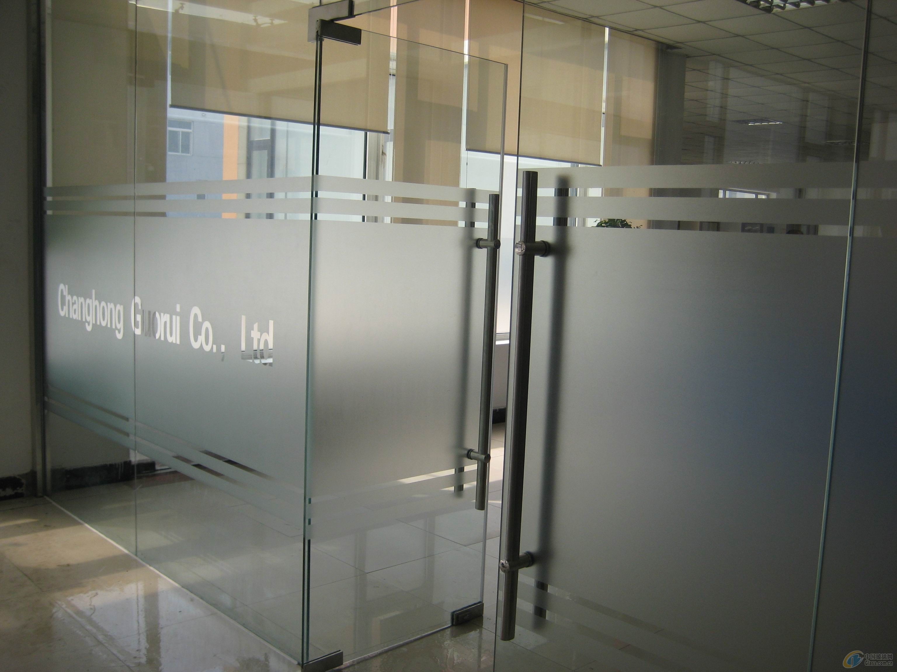 辦公室隔斷玻璃門開關聲音很大很刺耳,如何解決