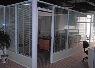 辦公室玻璃隔斷要不要到頂,金視覺裝飾告訴您為什么