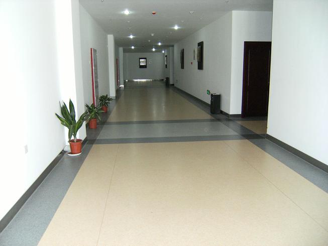 辦公室寫字樓裝修設計中PVC地板用卷材和片材哪個好，各自的優缺點是什么