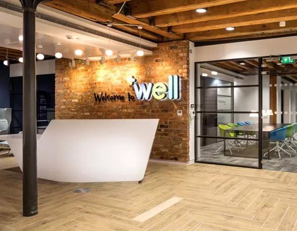 有創意的公司前廳LOGO墻，裸磚元素工藝前臺背景墻