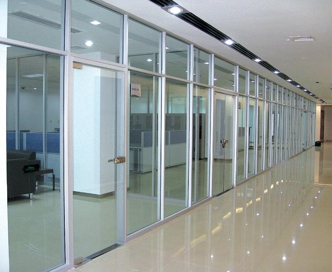 北京辦公室裝修中辦公室玻璃隔斷如何安裝的？