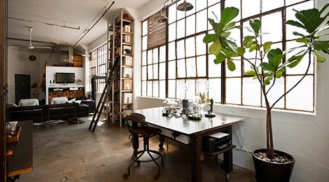 辦公室裝修風水中女性辦公桌上擺放植物: